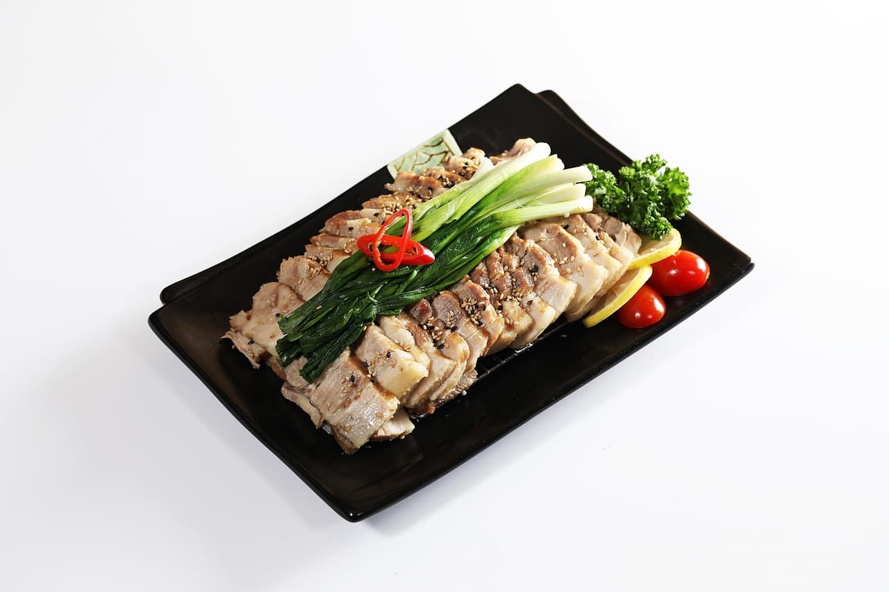 배추쌈과 함께 곁들인 보쌈 수육 한 상