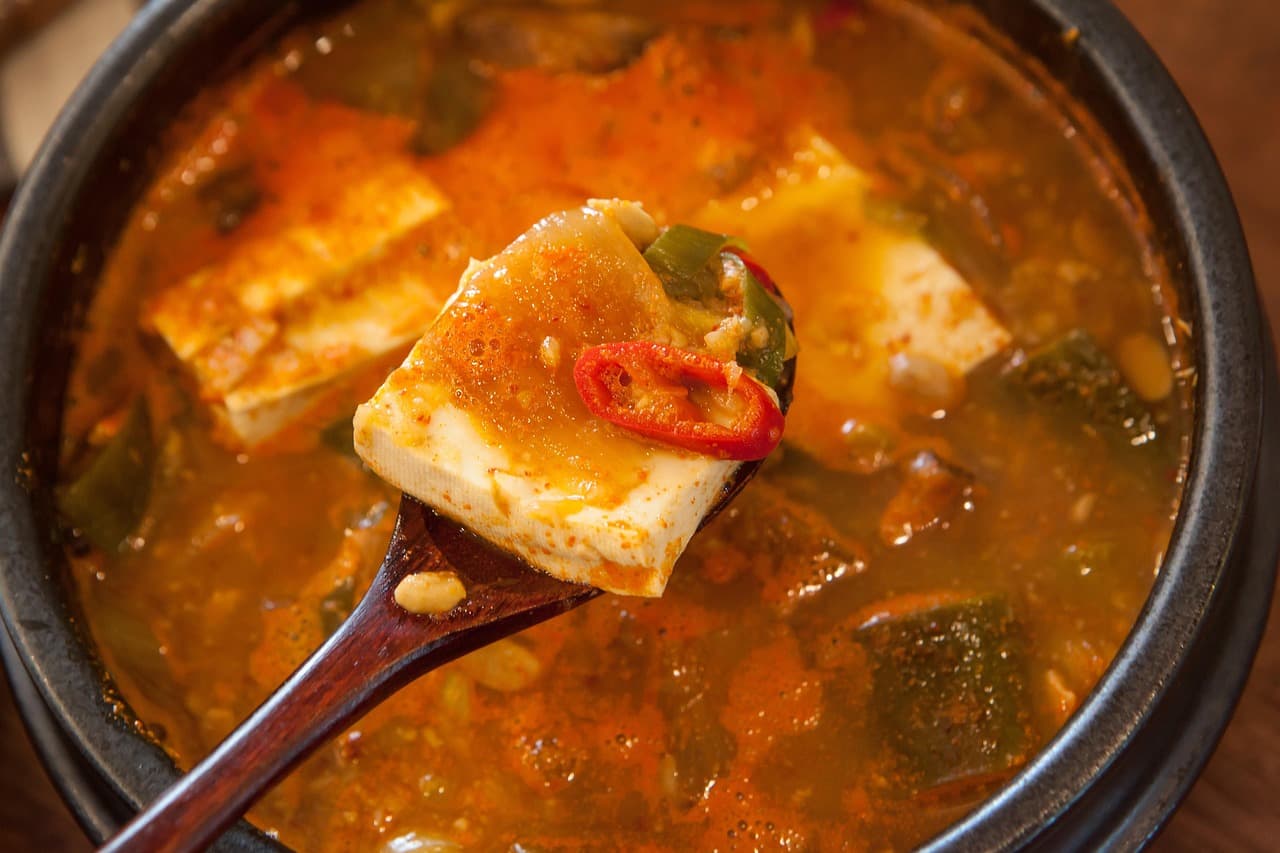 얼큰하게 끓는 부대찌개