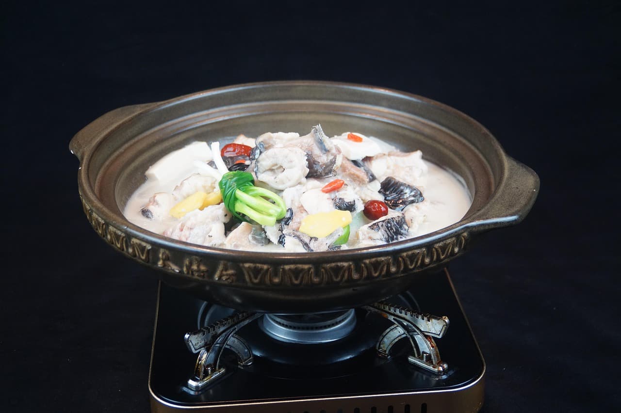 칼칼한 국물이 가득한 어묵탕 냄비