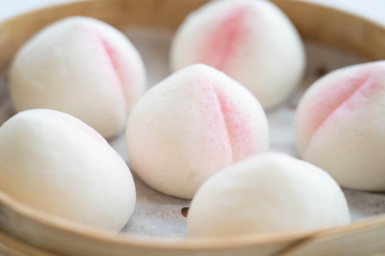 뚝배기에 담긴 폭신하게 부풀어 오른 계란찜