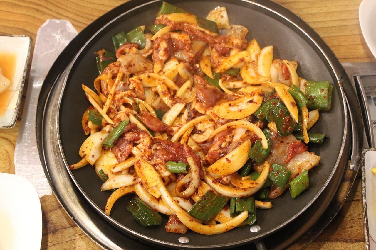 매콤하게 볶아낸 낙지볶음