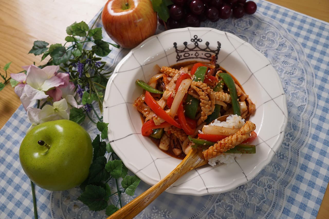 빨간 양념이 가득한 오징어볶음